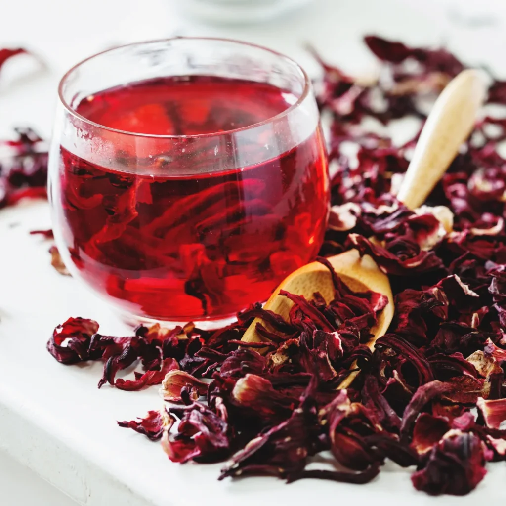 A combinação de ervas secas como cavalinha e hibisco potencializa o efeito detox.