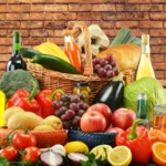 Alimentos naturais anti-inflamatórios como frutas, vegetais e sementes