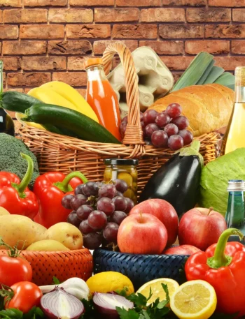 Alimentos naturais anti-inflamatórios como frutas, vegetais e sementes