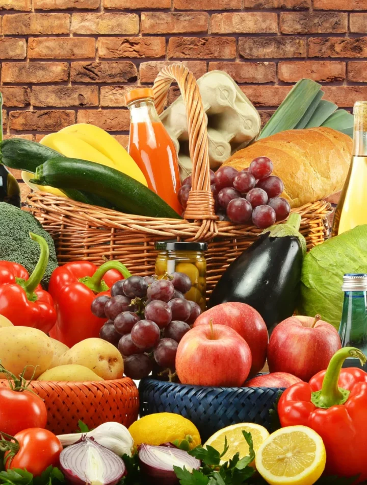 Alimentos naturais anti-inflamatórios como frutas, vegetais e sementes