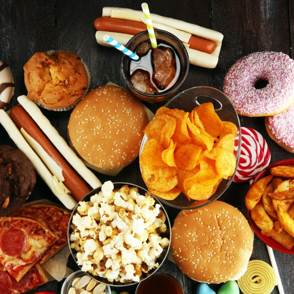 Alimentos ultraprocessados que aumentam inflamação como fast food e doces