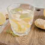 Copo de água aromatizada com limão e hortelã fresca em fundo claro