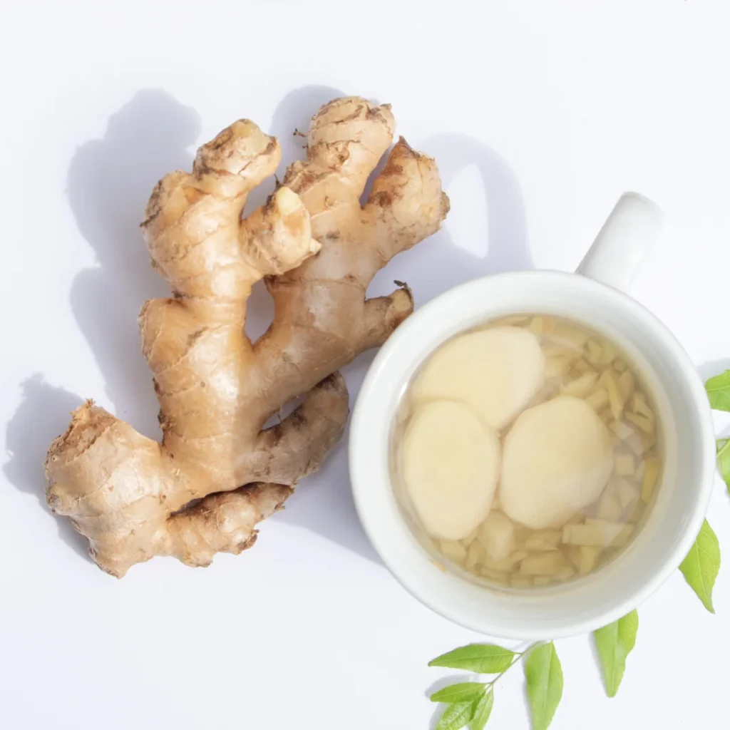 Fatias de gengibre em bebida natural