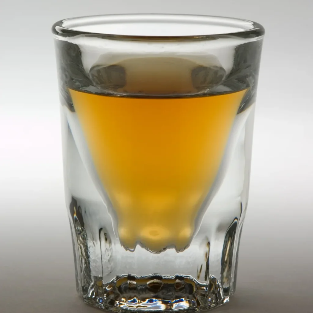O shot deve ser pequeno para consumo rápido, concentrando todos os nutrientes em poucos mililitros.