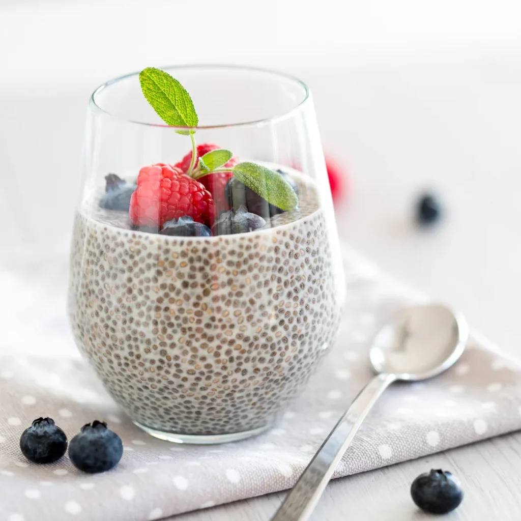 Pudim de Chia com Leite de Coco e Frutas Vermelhas