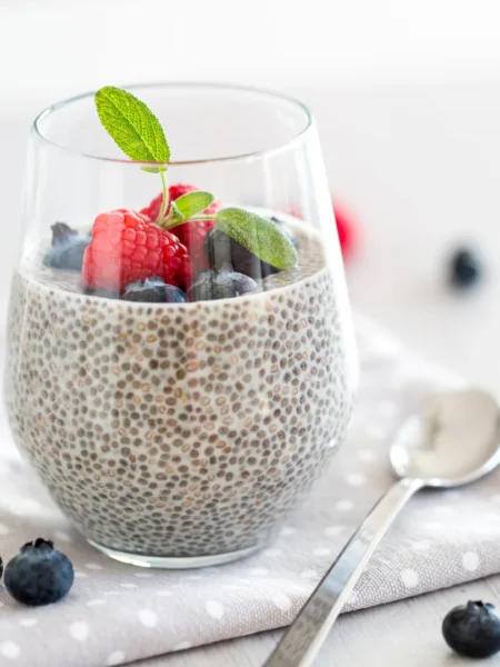 Pudim de Chia com Leite de Coco e Frutas Vermelhas