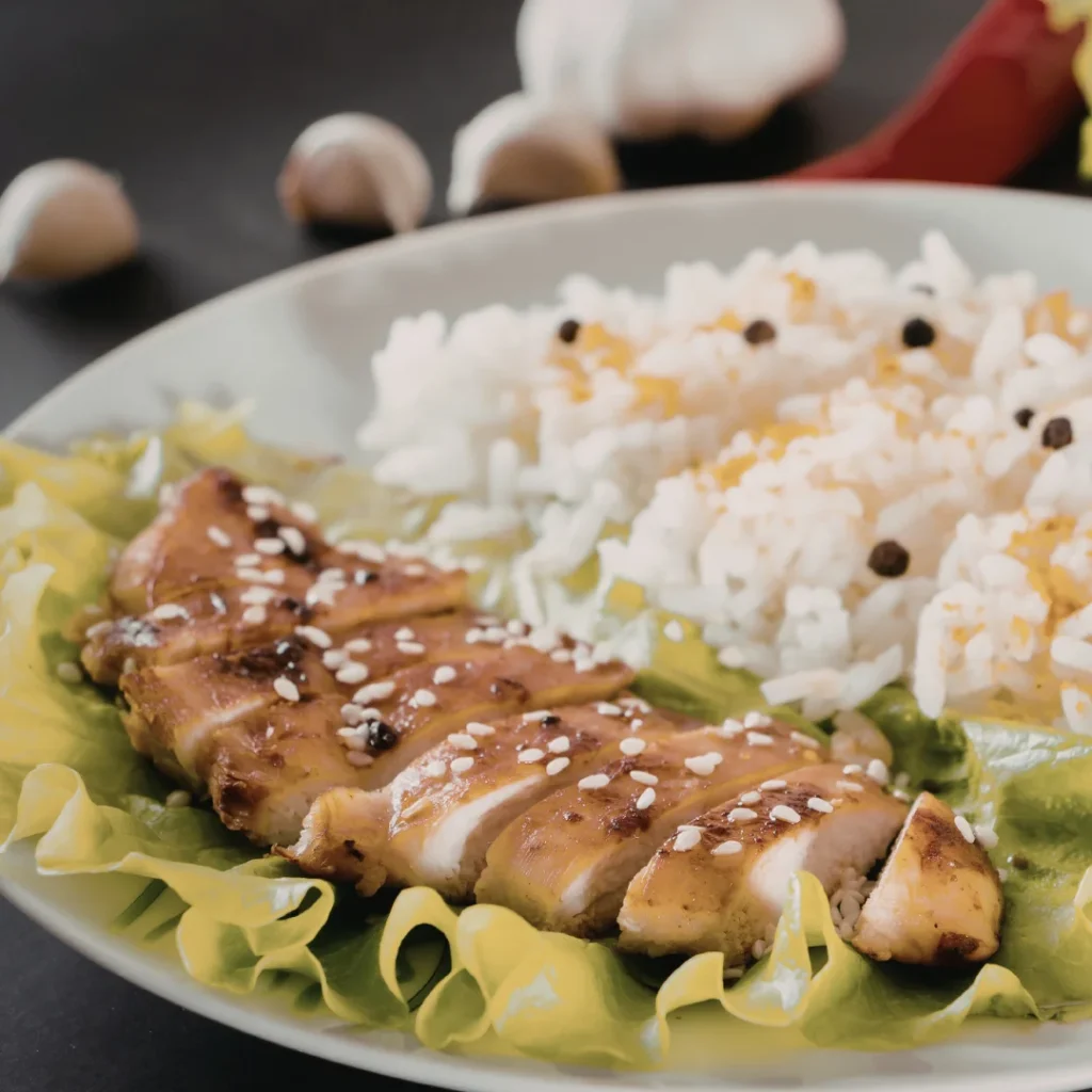 Salmão Grelhado com Crosta de Gergelim e Molho de Iogurte