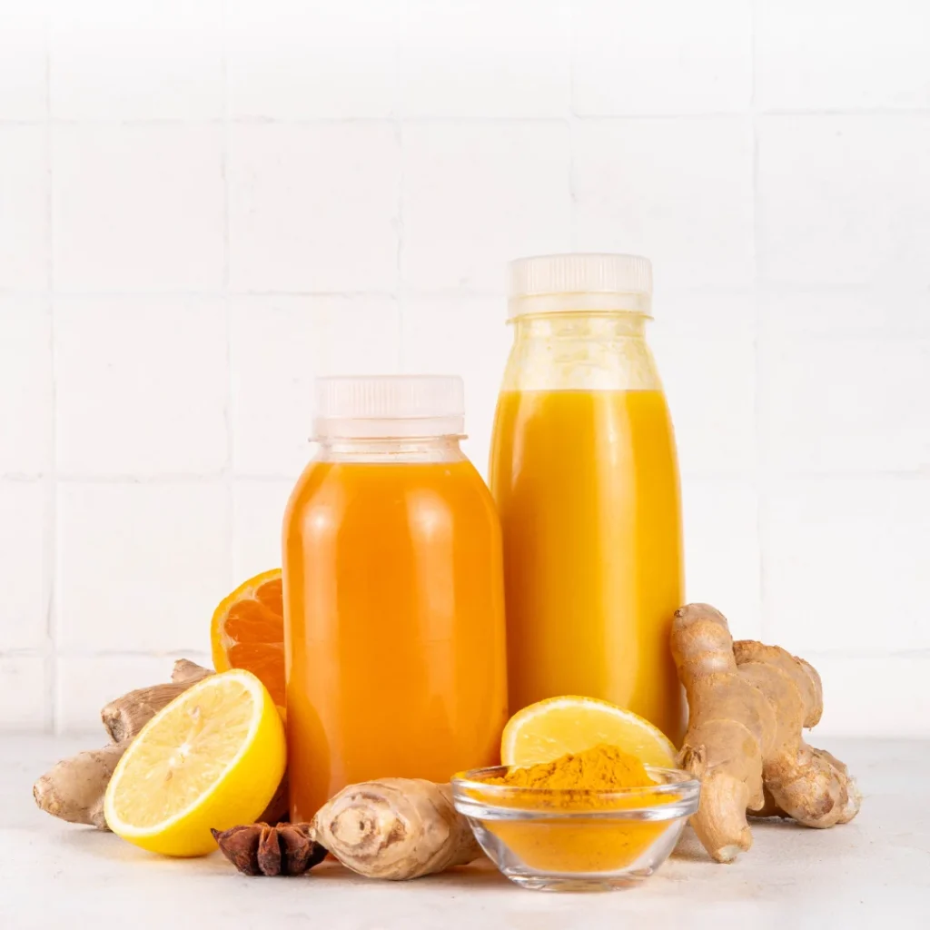 Suco detox com gengibre e canela em copo de vidro