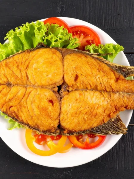 Tilápia Assada com Tomate Cereja e Manjericão