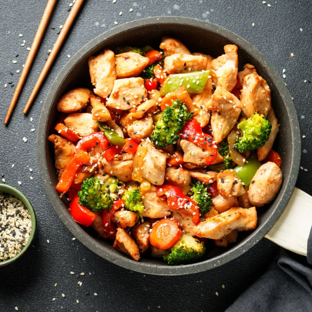 Tiras de Frango e Vegetais na Wok com Molho de Soja
